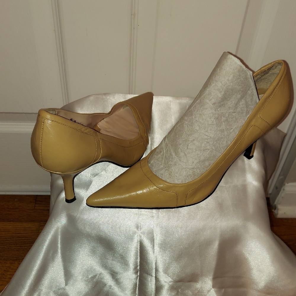 Nine West Tan Heels Sleek Minimalist Design